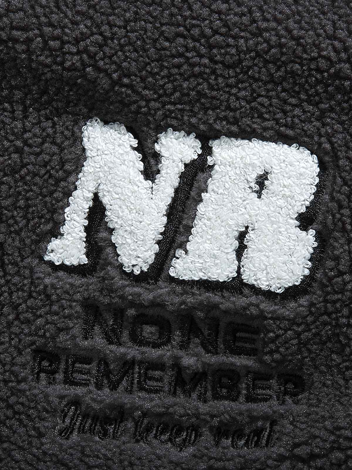 製品画像:
カラーブロックラムスキンボアジャケット、ダークグレーとライトグレーの色合いが組み合わさったカラーブロックデザイン、ラムスキンボアの柔らかな触感と温かさを提供、冬に最適な保温性を備えたスタイリッシュなジャケット
詳細画像:
胸元の刺繍入りロゴ、ハイネックデザインで風を防ぎ、フルジップ仕様で着脱簡単、滑らかなポリエステルライニングとリブデザインの袖口と裾がフィット感と防風性を提供