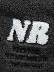 製品画像:
カラーブロックラムスキンボアジャケット、ダークグレーとライトグレーの色合いが組み合わさったカラーブロックデザイン、ラムスキンボアの柔らかな触感と温かさを提供、冬に最適な保温性を備えたスタイリッシュなジャケット
詳細画像:
胸元の刺繍入りロゴ、ハイネックデザインで風を防ぎ、フルジップ仕様で着脱簡単、滑らかなポリエステルライニングとリブデザインの袖口と裾がフィット感と防風性を提供