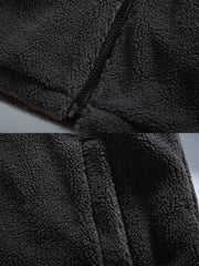 製品画像:
カラーブロックラムスキンボアジャケット、ダークグレーとライトグレーの色合いが組み合わさったカラーブロックデザイン、ラムスキンボアの柔らかな触感と温かさを提供、冬に最適な保温性を備えたスタイリッシュなジャケット
詳細画像:
胸元の刺繍入りロゴ、ハイネックデザインで風を防ぎ、フルジップ仕様で着脱簡単、滑らかなポリエステルライニングとリブデザインの袖口と裾がフィット感と防風性を提供