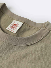 Tシャツのバイソン図柄と「RED VALLEY CAMP」の文字のクローズアップ