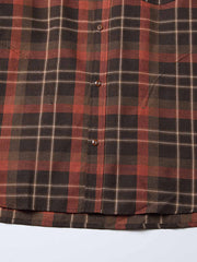 製品画像: 肘パッチ付きヴィンテージ風チェック柄シャツの全体像
詳細画像: 肘パッチとアジャスター付き袖口のディテール