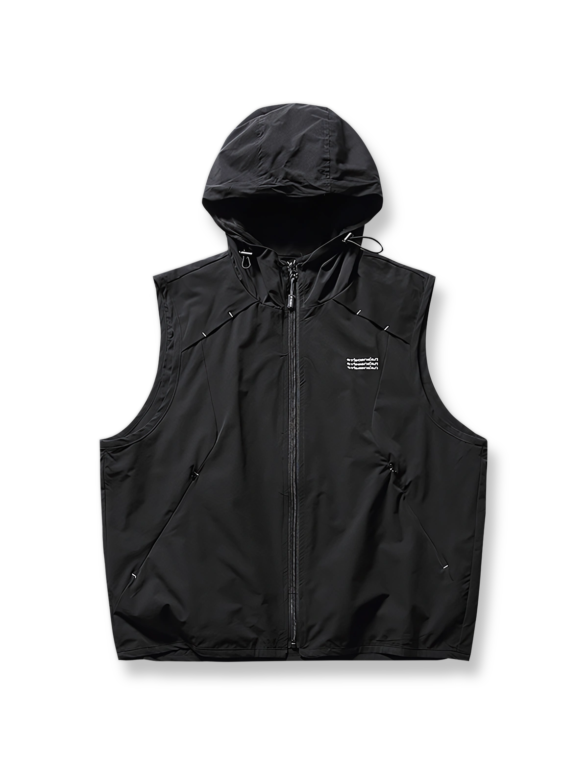 製品画像: フード付きアウトドア機能ベストの正面ビュー、軽量でシンプルなデザインが特徴。アウトドアにもカジュアルにも使えるアイテム。
詳細画像: フードと大きなポケット、防風・防水設計が強調されたディテールショット。耐久性のあるポリエステル素材が確認できる。