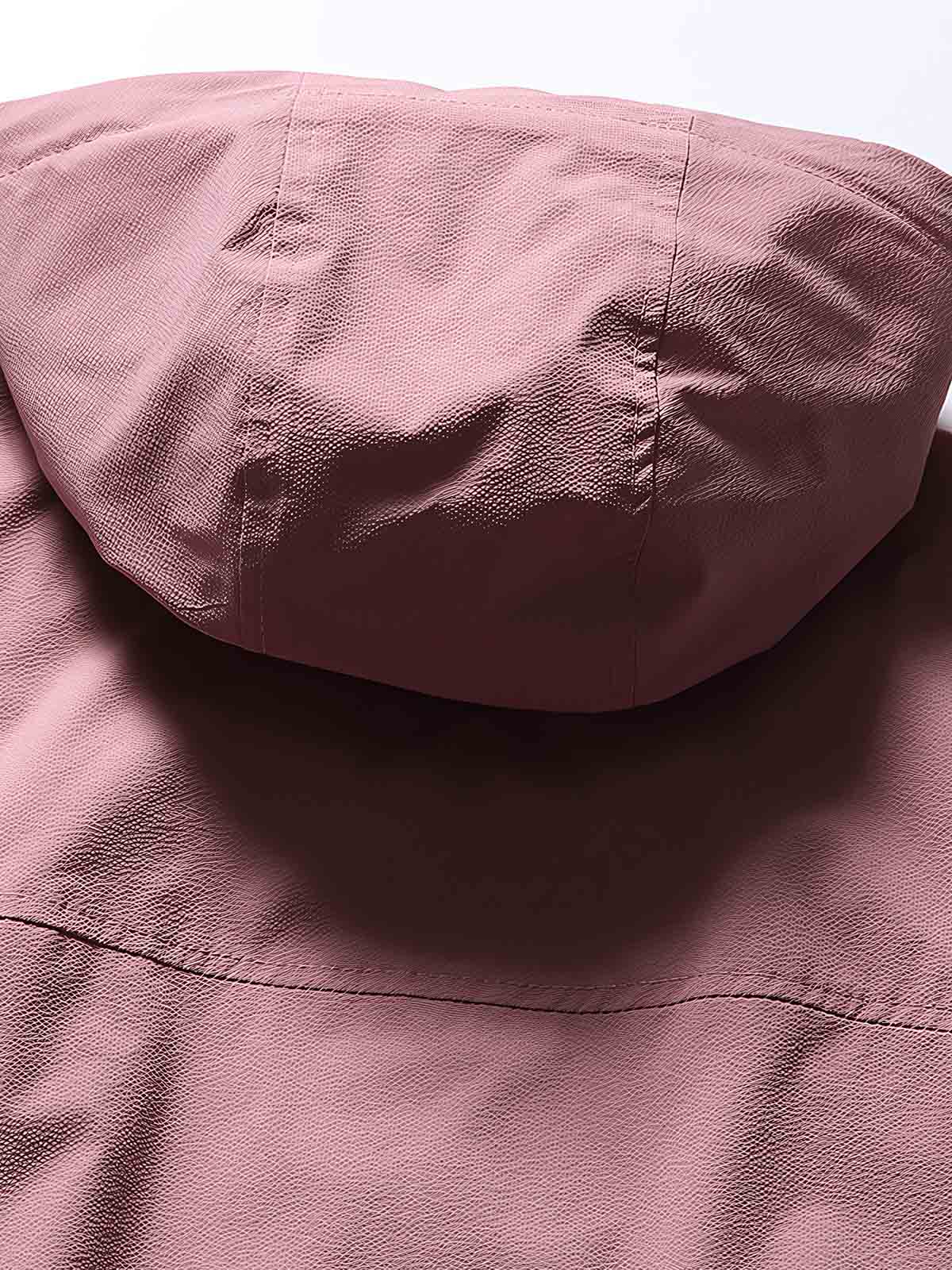 製品画像: フード付きアウトドア機能ベストの正面ビュー、軽量でシンプルなデザインが特徴。アウトドアにもカジュアルにも使えるアイテム。
詳細画像: フードと大きなポケット、防風・防水設計が強調されたディテールショット。耐久性のあるポリエステル素材が確認できる。