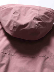 製品画像: フード付きアウトドア機能ベストの正面ビュー、軽量でシンプルなデザインが特徴。アウトドアにもカジュアルにも使えるアイテム。
詳細画像: フードと大きなポケット、防風・防水設計が強調されたディテールショット。耐久性のあるポリエステル素材が確認できる。