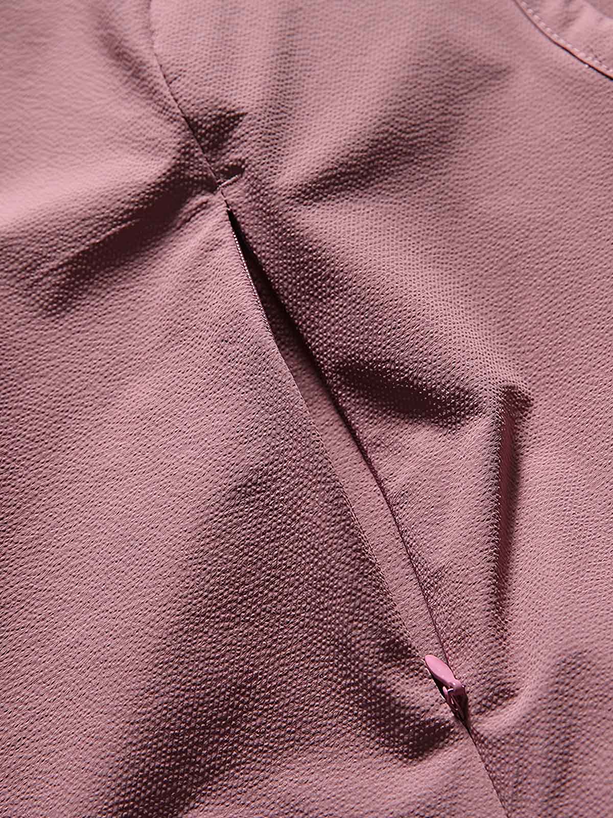 製品画像: フード付きアウトドア機能ベストの正面ビュー、軽量でシンプルなデザインが特徴。アウトドアにもカジュアルにも使えるアイテム。
詳細画像: フードと大きなポケット、防風・防水設計が強調されたディテールショット。耐久性のあるポリエステル素材が確認できる。