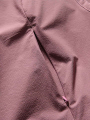 製品画像: フード付きアウトドア機能ベストの正面ビュー、軽量でシンプルなデザインが特徴。アウトドアにもカジュアルにも使えるアイテム。
詳細画像: フードと大きなポケット、防風・防水設計が強調されたディテールショット。耐久性のあるポリエステル素材が確認できる。