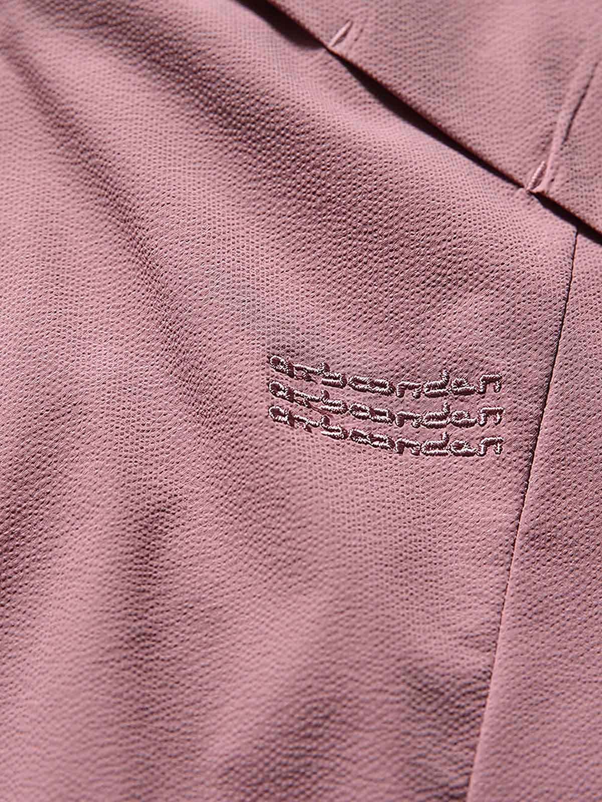 製品画像: フード付きアウトドア機能ベストの正面ビュー、軽量でシンプルなデザインが特徴。アウトドアにもカジュアルにも使えるアイテム。
詳細画像: フードと大きなポケット、防風・防水設計が強調されたディテールショット。耐久性のあるポリエステル素材が確認できる。