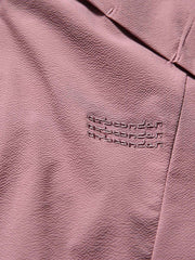 製品画像: フード付きアウトドア機能ベストの正面ビュー、軽量でシンプルなデザインが特徴。アウトドアにもカジュアルにも使えるアイテム。
詳細画像: フードと大きなポケット、防風・防水設計が強調されたディテールショット。耐久性のあるポリエステル素材が確認できる。