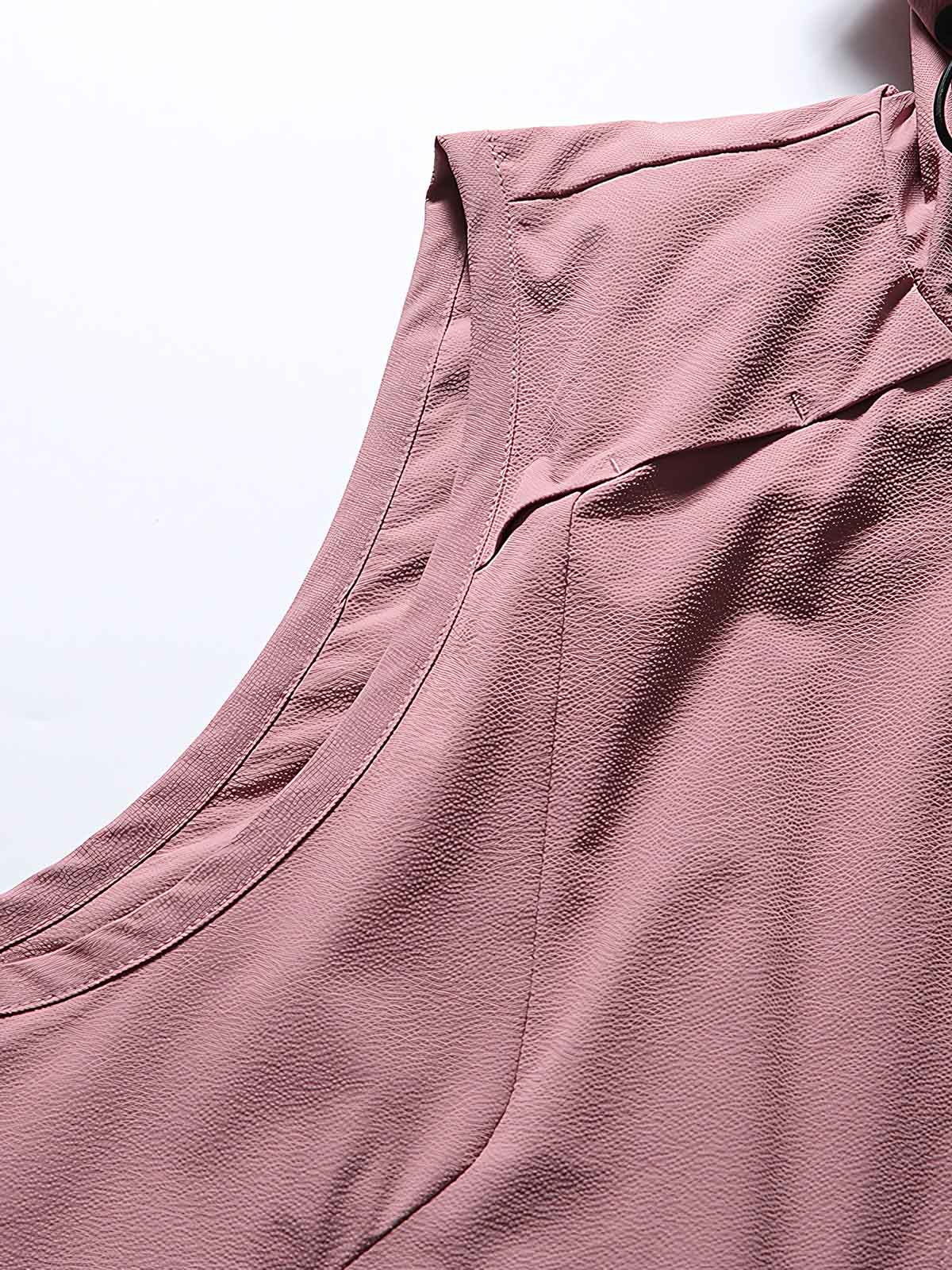 製品画像: フード付きアウトドア機能ベストの正面ビュー、軽量でシンプルなデザインが特徴。アウトドアにもカジュアルにも使えるアイテム。
詳細画像: フードと大きなポケット、防風・防水設計が強調されたディテールショット。耐久性のあるポリエステル素材が確認できる。