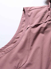 製品画像: フード付きアウトドア機能ベストの正面ビュー、軽量でシンプルなデザインが特徴。アウトドアにもカジュアルにも使えるアイテム。
詳細画像: フードと大きなポケット、防風・防水設計が強調されたディテールショット。耐久性のあるポリエステル素材が確認できる。