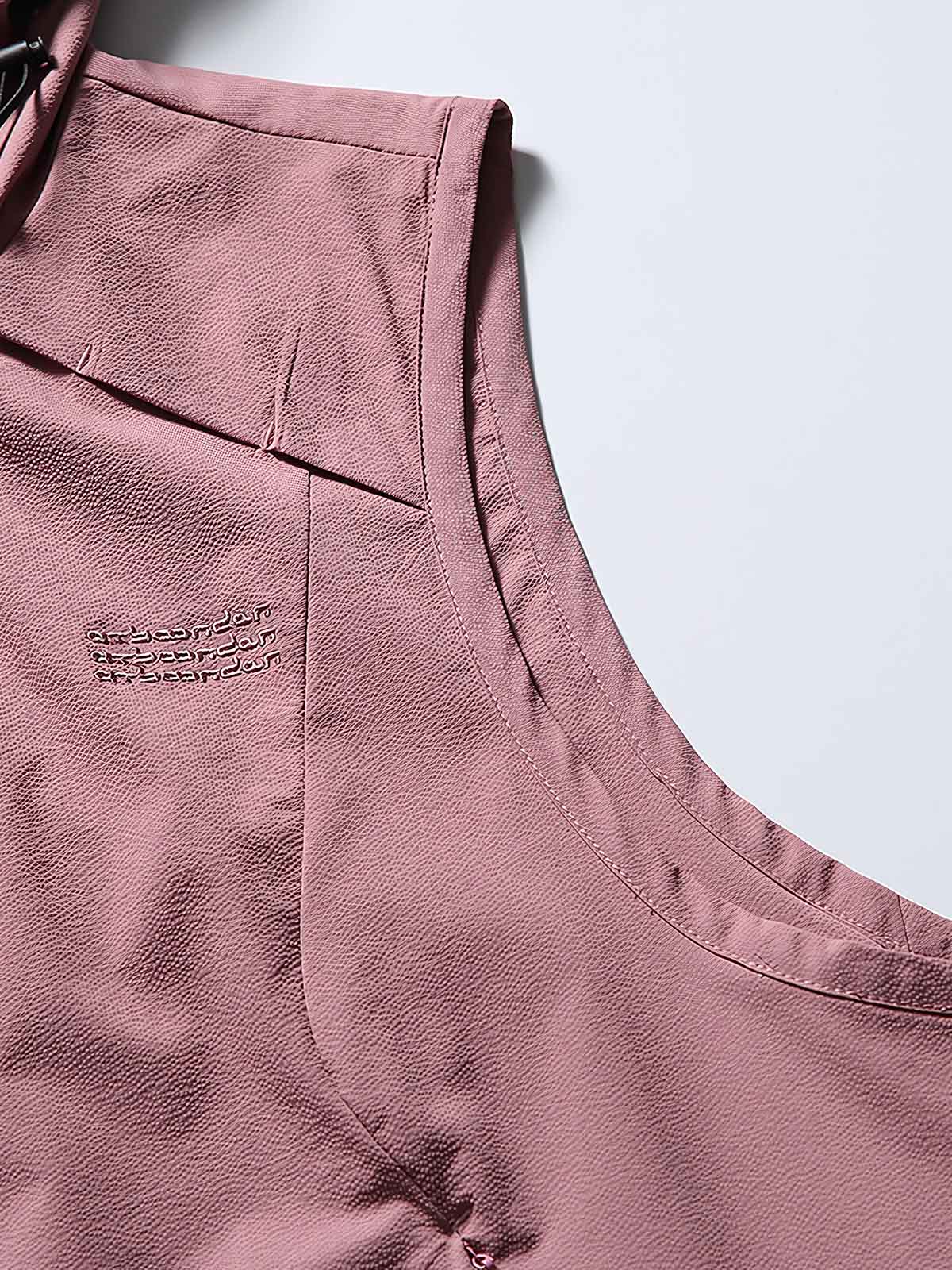 製品画像: フード付きアウトドア機能ベストの正面ビュー、軽量でシンプルなデザインが特徴。アウトドアにもカジュアルにも使えるアイテム。
詳細画像: フードと大きなポケット、防風・防水設計が強調されたディテールショット。耐久性のあるポリエステル素材が確認できる。