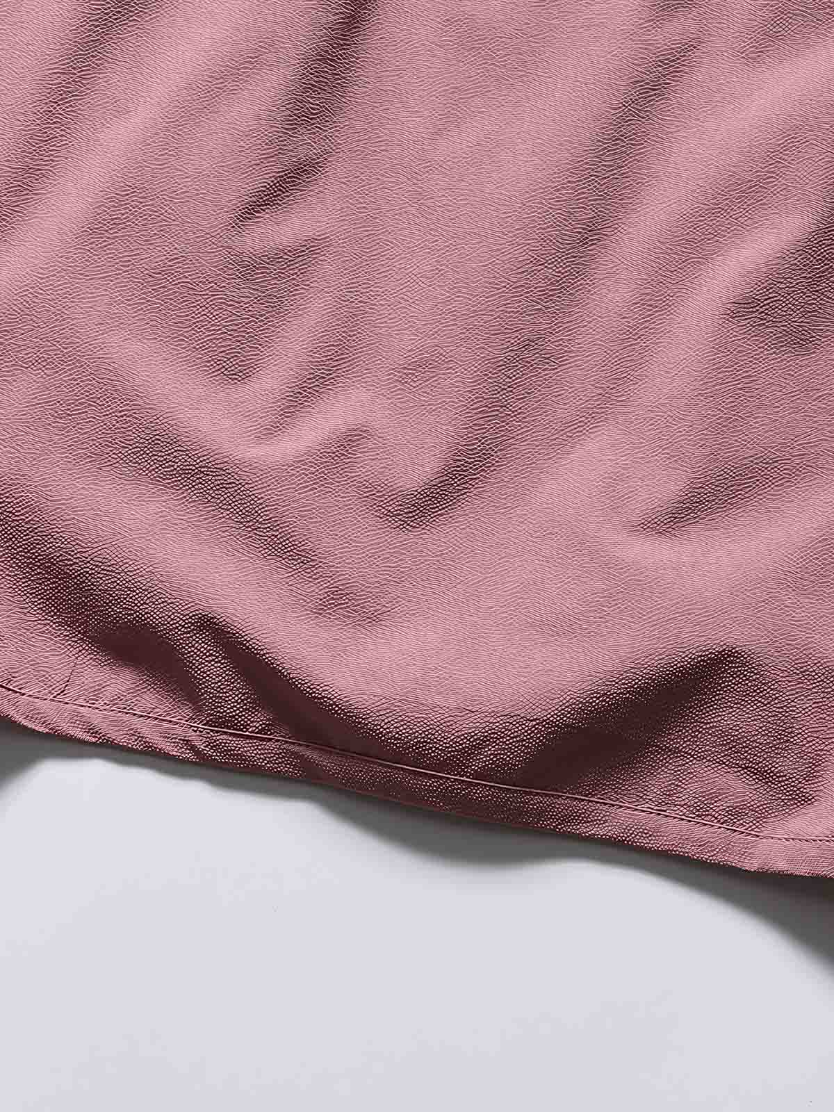 製品画像: フード付きアウトドア機能ベストの正面ビュー、軽量でシンプルなデザインが特徴。アウトドアにもカジュアルにも使えるアイテム。
詳細画像: フードと大きなポケット、防風・防水設計が強調されたディテールショット。耐久性のあるポリエステル素材が確認できる。