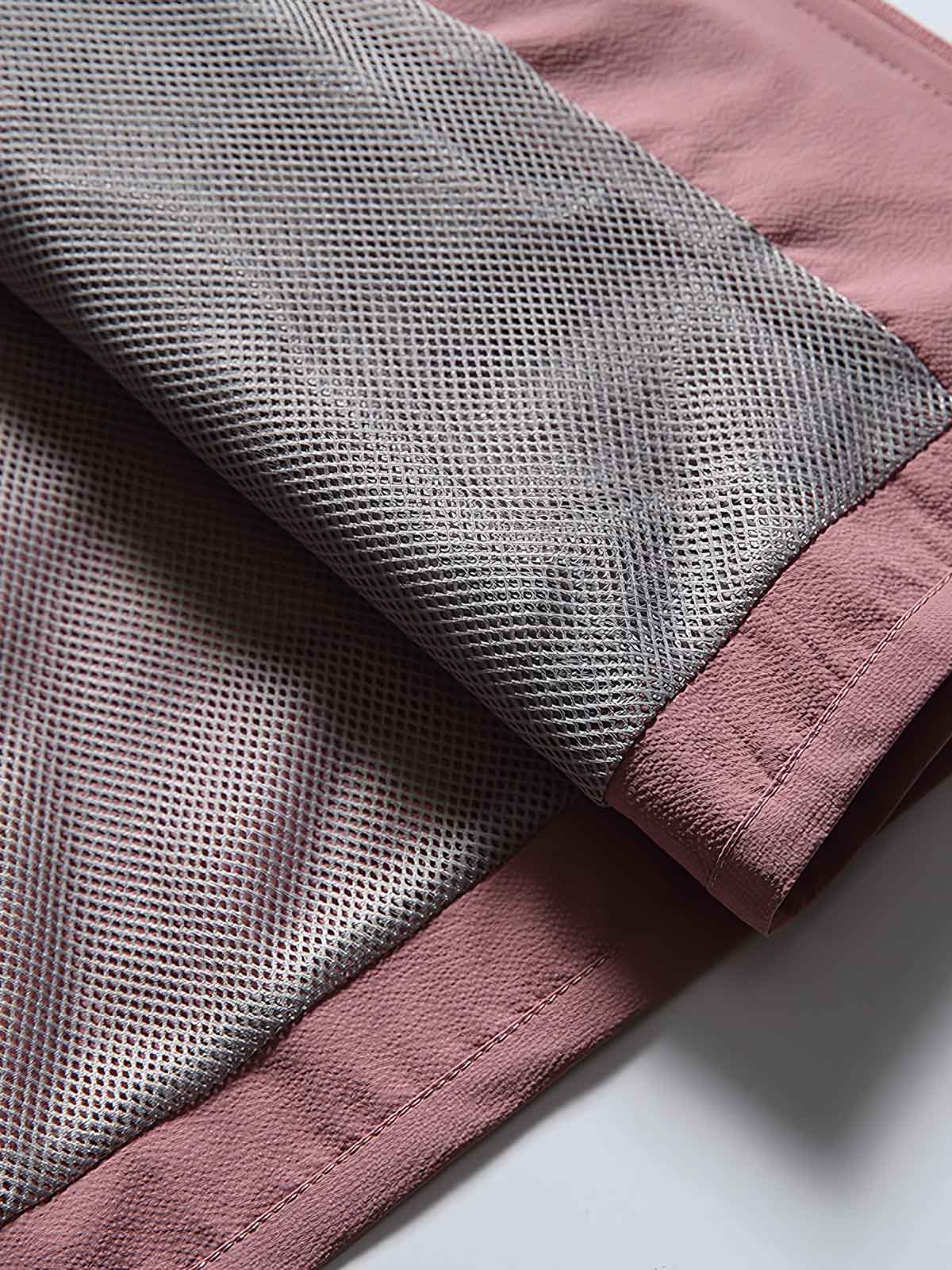 製品画像: フード付きアウトドア機能ベストの正面ビュー、軽量でシンプルなデザインが特徴。アウトドアにもカジュアルにも使えるアイテム。
詳細画像: フードと大きなポケット、防風・防水設計が強調されたディテールショット。耐久性のあるポリエステル素材が確認できる。