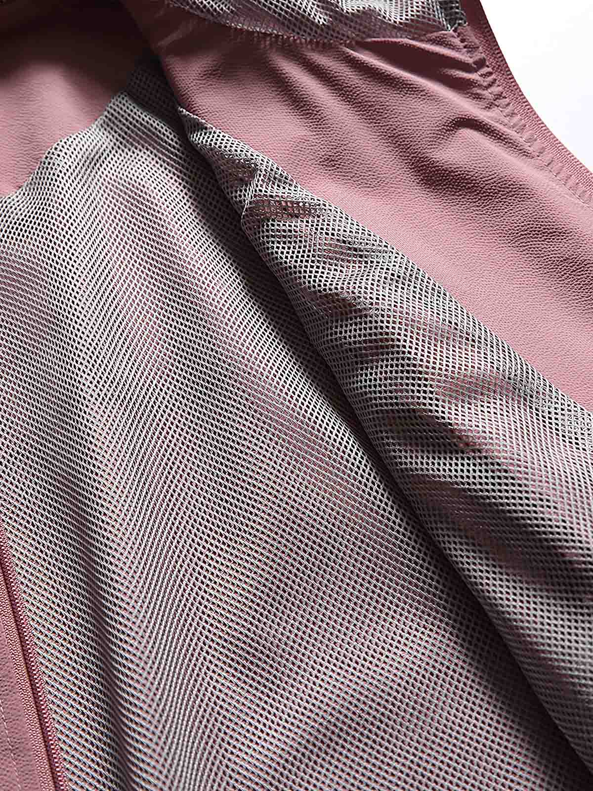 製品画像: フード付きアウトドア機能ベストの正面ビュー、軽量でシンプルなデザインが特徴。アウトドアにもカジュアルにも使えるアイテム。
詳細画像: フードと大きなポケット、防風・防水設計が強調されたディテールショット。耐久性のあるポリエステル素材が確認できる。