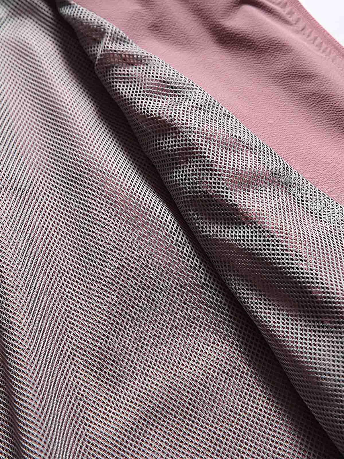 製品画像: フード付きアウトドア機能ベストの正面ビュー、軽量でシンプルなデザインが特徴。アウトドアにもカジュアルにも使えるアイテム。
詳細画像: フードと大きなポケット、防風・防水設計が強調されたディテールショット。耐久性のあるポリエステル素材が確認できる。