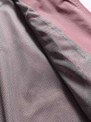 製品画像: フード付きアウトドア機能ベストの正面ビュー、軽量でシンプルなデザインが特徴。アウトドアにもカジュアルにも使えるアイテム。
詳細画像: フードと大きなポケット、防風・防水設計が強調されたディテールショット。耐久性のあるポリエステル素材が確認できる。