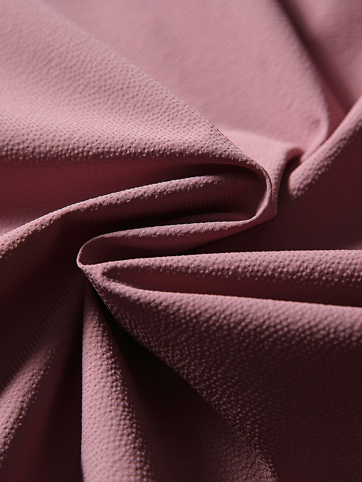 製品画像: フード付きアウトドア機能ベストの正面ビュー、軽量でシンプルなデザインが特徴。アウトドアにもカジュアルにも使えるアイテム。
詳細画像: フードと大きなポケット、防風・防水設計が強調されたディテールショット。耐久性のあるポリエステル素材が確認できる。