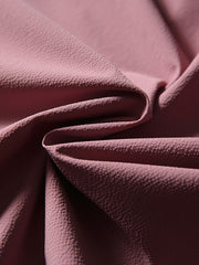 製品画像: フード付きアウトドア機能ベストの正面ビュー、軽量でシンプルなデザインが特徴。アウトドアにもカジュアルにも使えるアイテム。
詳細画像: フードと大きなポケット、防風・防水設計が強調されたディテールショット。耐久性のあるポリエステル素材が確認できる。