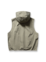 製品画像: フード付きアウトドア機能ベストの正面ビュー、軽量でシンプルなデザインが特徴。アウトドアにもカジュアルにも使えるアイテム。
詳細画像: フードと大きなポケット、防風・防水設計が強調されたディテールショット。耐久性のあるポリエステル素材が確認できる。