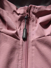 製品画像: フード付きアウトドア機能ベストの正面ビュー、軽量でシンプルなデザインが特徴。アウトドアにもカジュアルにも使えるアイテム。
詳細画像: フードと大きなポケット、防風・防水設計が強調されたディテールショット。耐久性のあるポリエステル素材が確認できる。