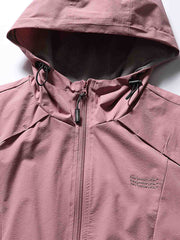 製品画像: フード付きアウトドア機能ベストの正面ビュー、軽量でシンプルなデザインが特徴。アウトドアにもカジュアルにも使えるアイテム。
詳細画像: フードと大きなポケット、防風・防水設計が強調されたディテールショット。耐久性のあるポリエステル素材が確認できる。