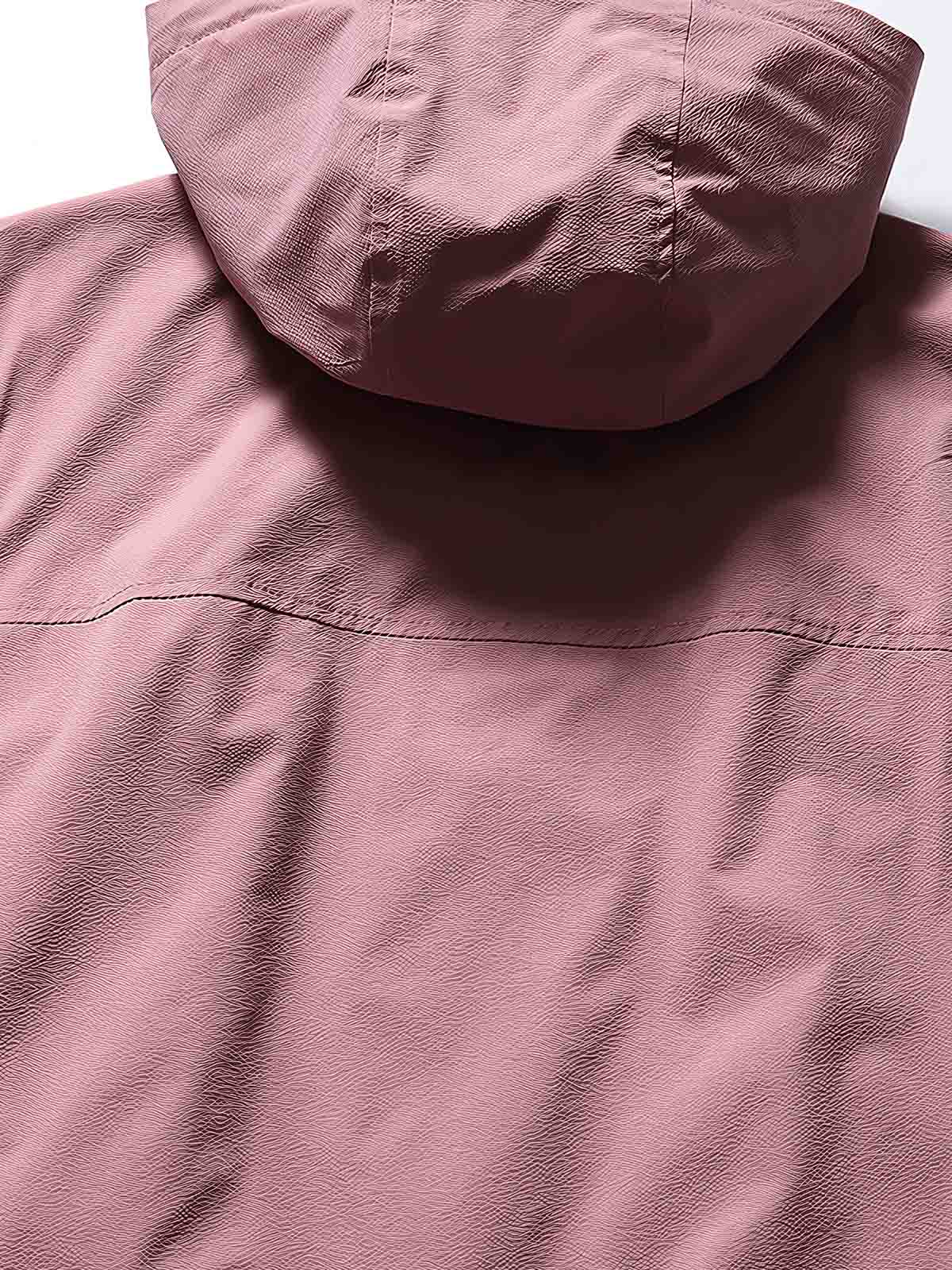 製品画像: フード付きアウトドア機能ベストの正面ビュー、軽量でシンプルなデザインが特徴。アウトドアにもカジュアルにも使えるアイテム。
詳細画像: フードと大きなポケット、防風・防水設計が強調されたディテールショット。耐久性のあるポリエステル素材が確認できる。