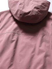 製品画像: フード付きアウトドア機能ベストの正面ビュー、軽量でシンプルなデザインが特徴。アウトドアにもカジュアルにも使えるアイテム。
詳細画像: フードと大きなポケット、防風・防水設計が強調されたディテールショット。耐久性のあるポリエステル素材が確認できる。