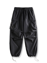 製品画像: 空挺兵スタイルのカーゴパンツ、ドローストリング付きで機能性が際立つデザイン。
詳細画像: 立体ポケットと膝のダブルタックのディテールが分かるクローズアップショット。