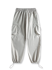 製品画像: 空挺兵スタイルのカーゴパンツ、ドローストリング付きで機能性が際立つデザイン。
詳細画像: 立体ポケットと膝のダブルタックのディテールが分かるクローズアップショット。