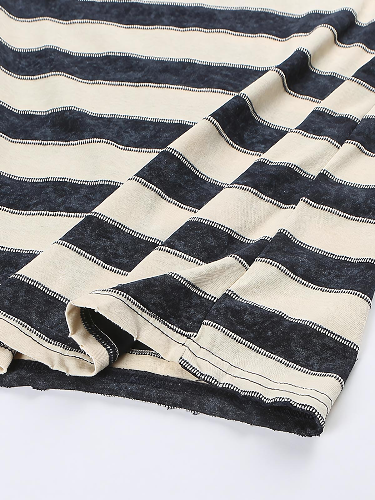 詳細画像: 襟と袖口のダメージ加工のディテール特写