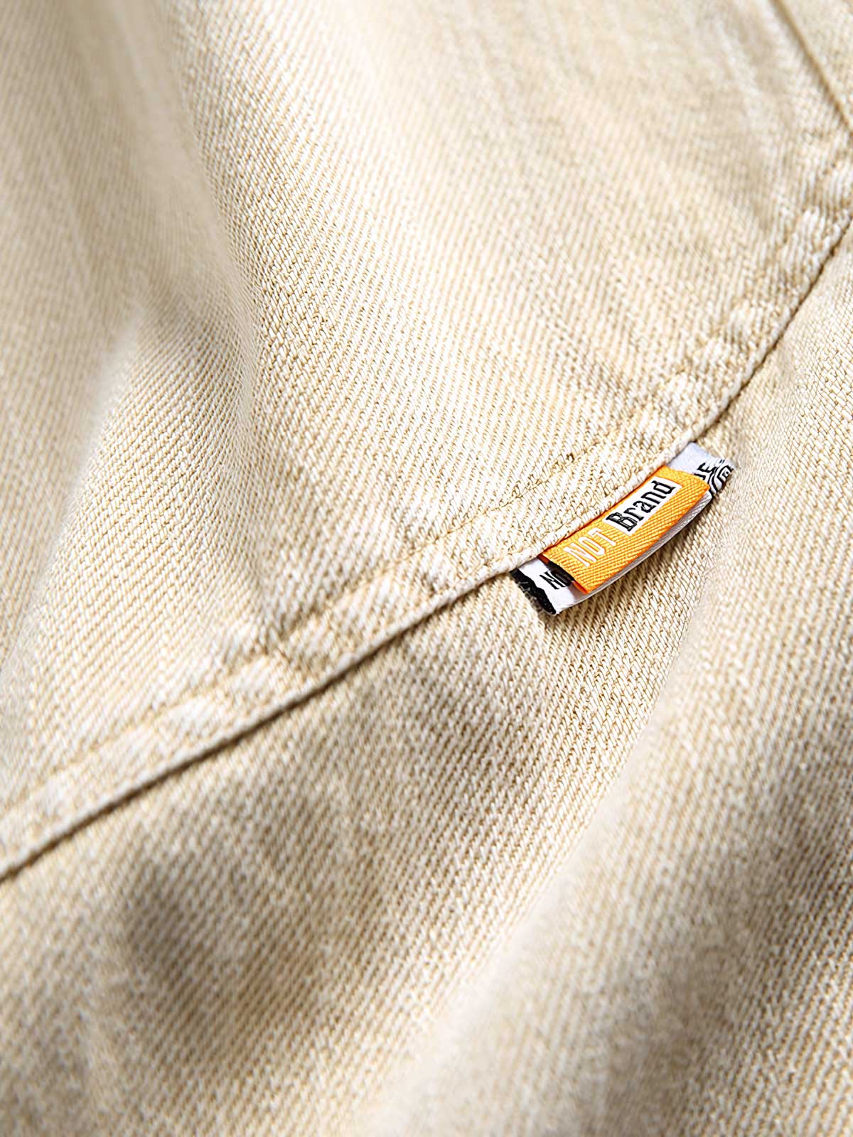 サンドウォッシュショートパンツの竹節パターンとサンドウォッシュ加工の生地のクローズアップ、洗練されたディテールが特徴。