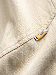 サンドウォッシュショートパンツの竹節パターンとサンドウォッシュ加工の生地のクローズアップ、洗練されたディテールが特徴。