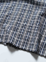 シャツの大きなポケットとチェック柄のディテール特写