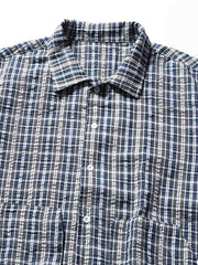 シャツの大きなポケットとチェック柄のディテール特写