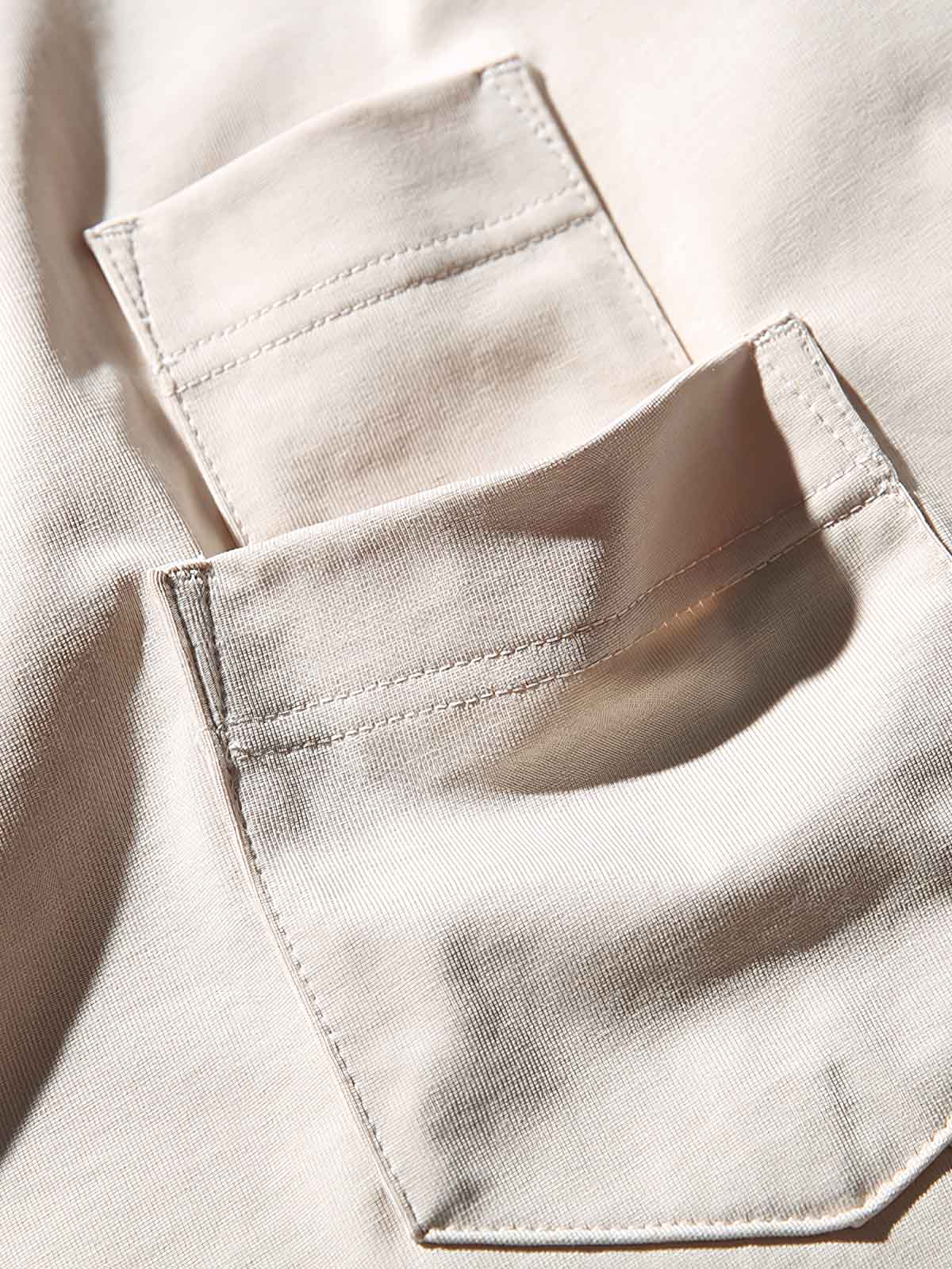 ダブルポケットと精紡コットン生地の詳細なクローズアップ。