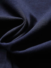 Tシャツのポケット上に精巧な火山刺繍が施されたクローズアップ。