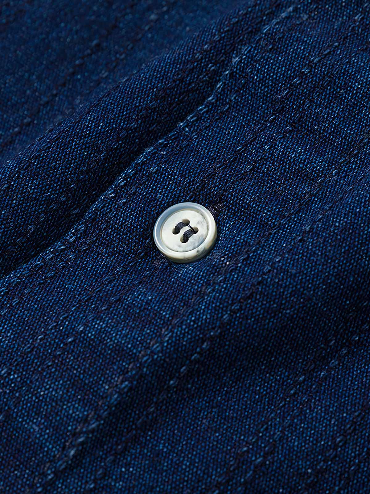 製品画像: ヴィンテージデニムパッチワーク藍染シャツの全体画像
詳細画像: パッチワークディテールと胸元のポケットの拡大