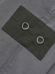 カジュアルパンツのドローコードとパッチワークディテールのクローズアップ。素材の耐久性と細部の工夫が見て取れる、機能的でスタイリッシュなデザイン。