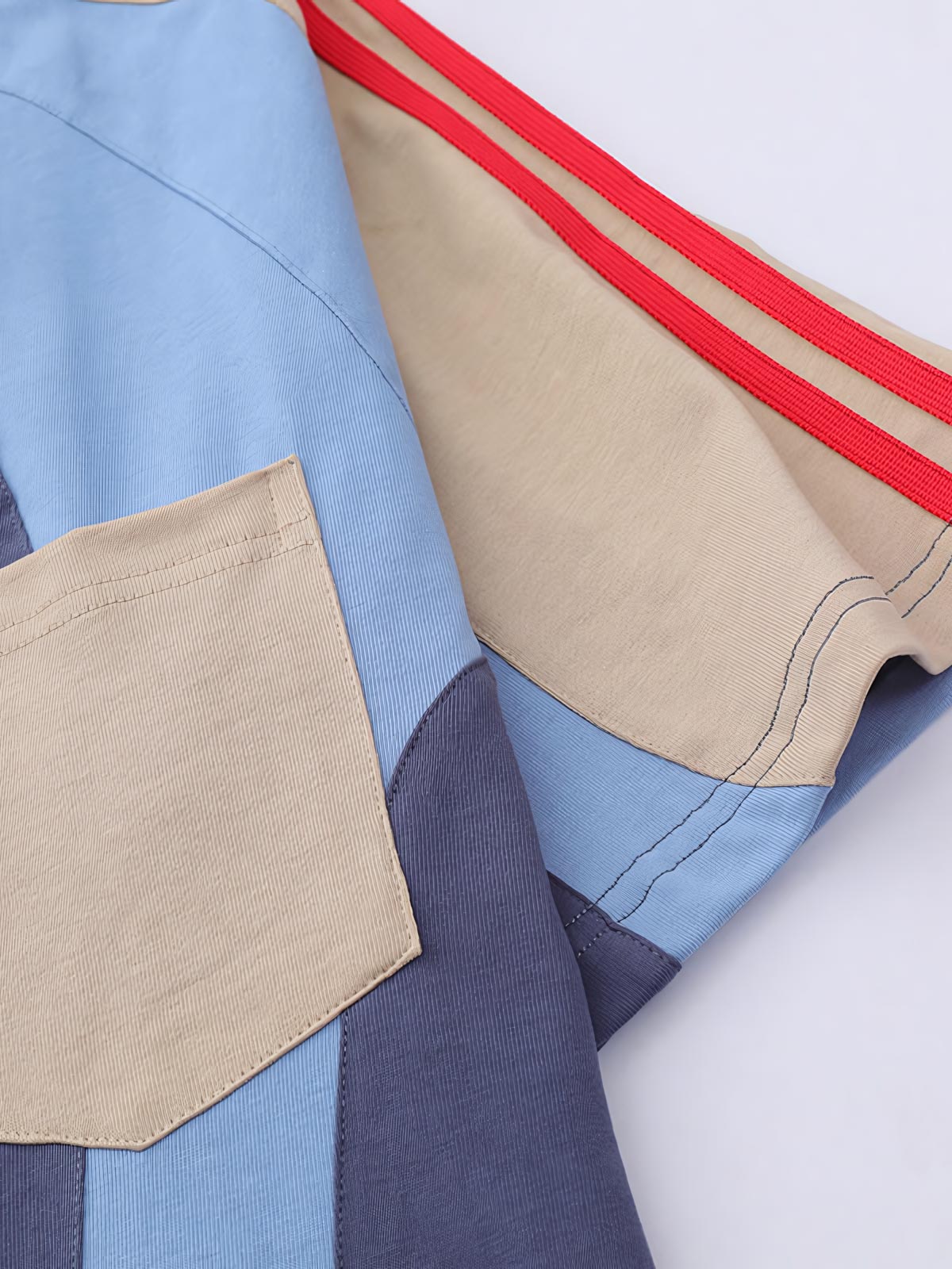 カラー切替のディテールとポロネックデザイン