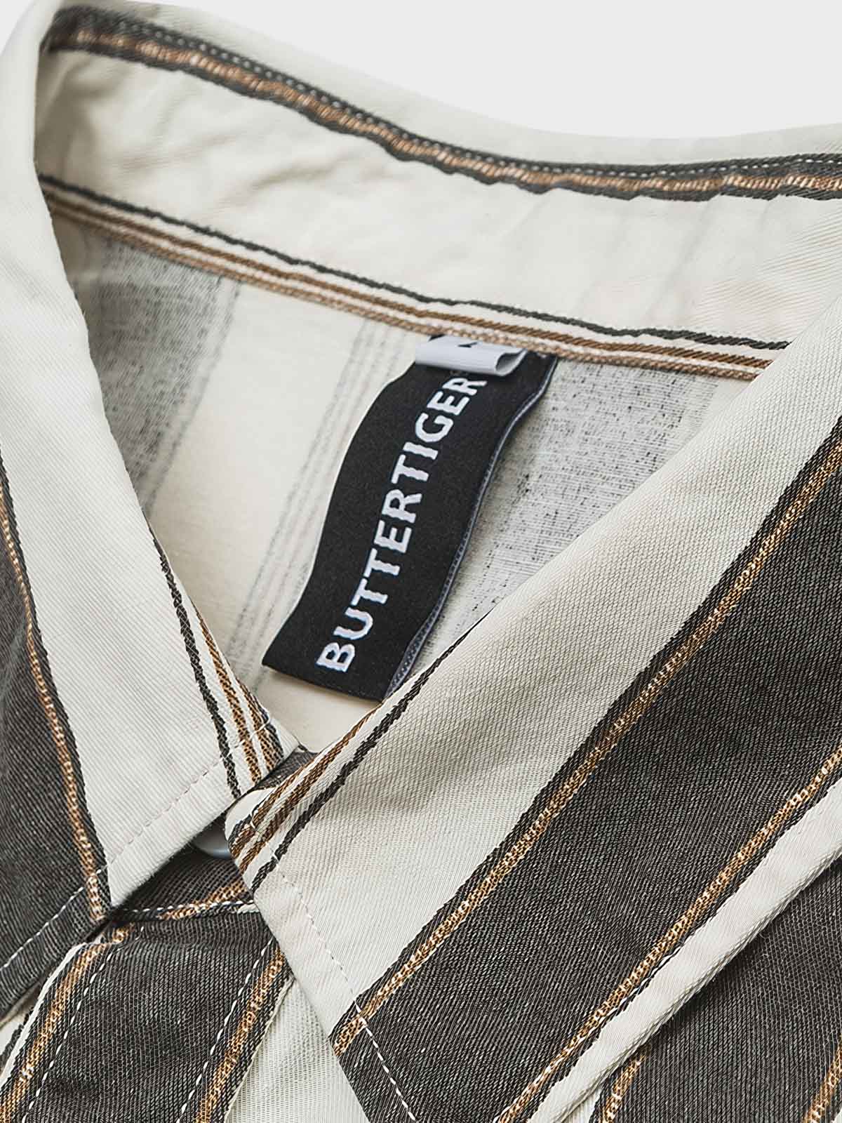 ブラック&ホワイトストライプシャツのクローズアップ、生地の質感と清潔感のあるストライプパターン。