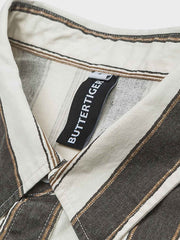 ブラック&ホワイトストライプシャツのクローズアップ、生地の質感と清潔感のあるストライプパターン。