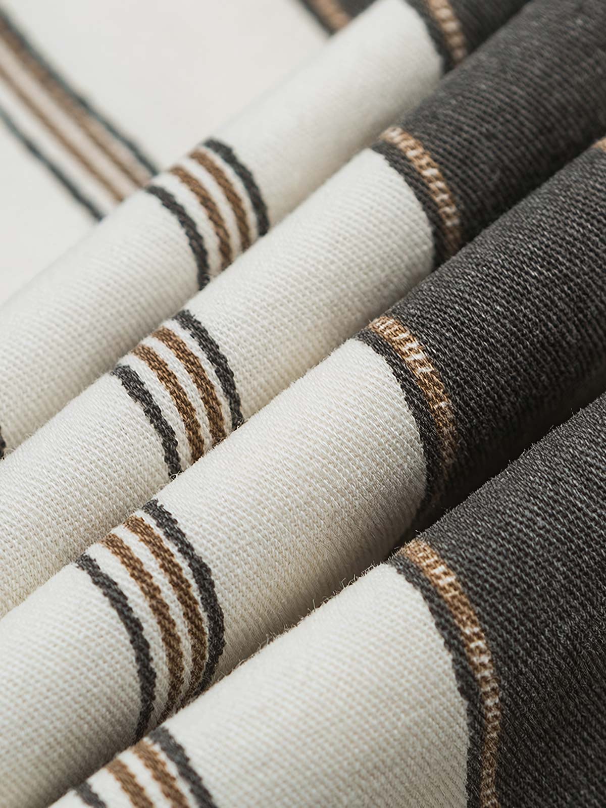 ブラック&ホワイトストライプシャツのクローズアップ、生地の質感と清潔感のあるストライプパターン。