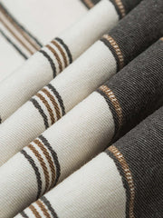 ブラック&ホワイトストライプシャツのクローズアップ、生地の質感と清潔感のあるストライプパターン。