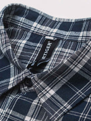 ブルー&ホワイトチェック柄シャツのピュアコットン素材のクローズアップ。柔らかな肌触りと優れた耐久性を示す。