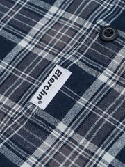 ブルー&ホワイトチェック柄シャツのピュアコットン素材のクローズアップ。柔らかな肌触りと優れた耐久性を示す。