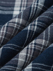 ブルー&ホワイトチェック柄シャツのピュアコットン素材のクローズアップ。柔らかな肌触りと優れた耐久性を示す。