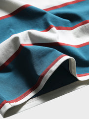 純綿素材のブルー&ホワイトストライプTシャツのクローズアップ。通気性と吸湿性に優れ、胸元のアルファベットプリントが洗練されたデザインアクセントを提供