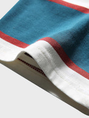 純綿素材のブルー&ホワイトストライプTシャツのクローズアップ。通気性と吸湿性に優れ、胸元のアルファベットプリントが洗練されたデザインアクセントを提供