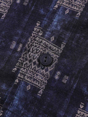 詳細画像: シャツのラウンドヘムとプリント柄のディテール