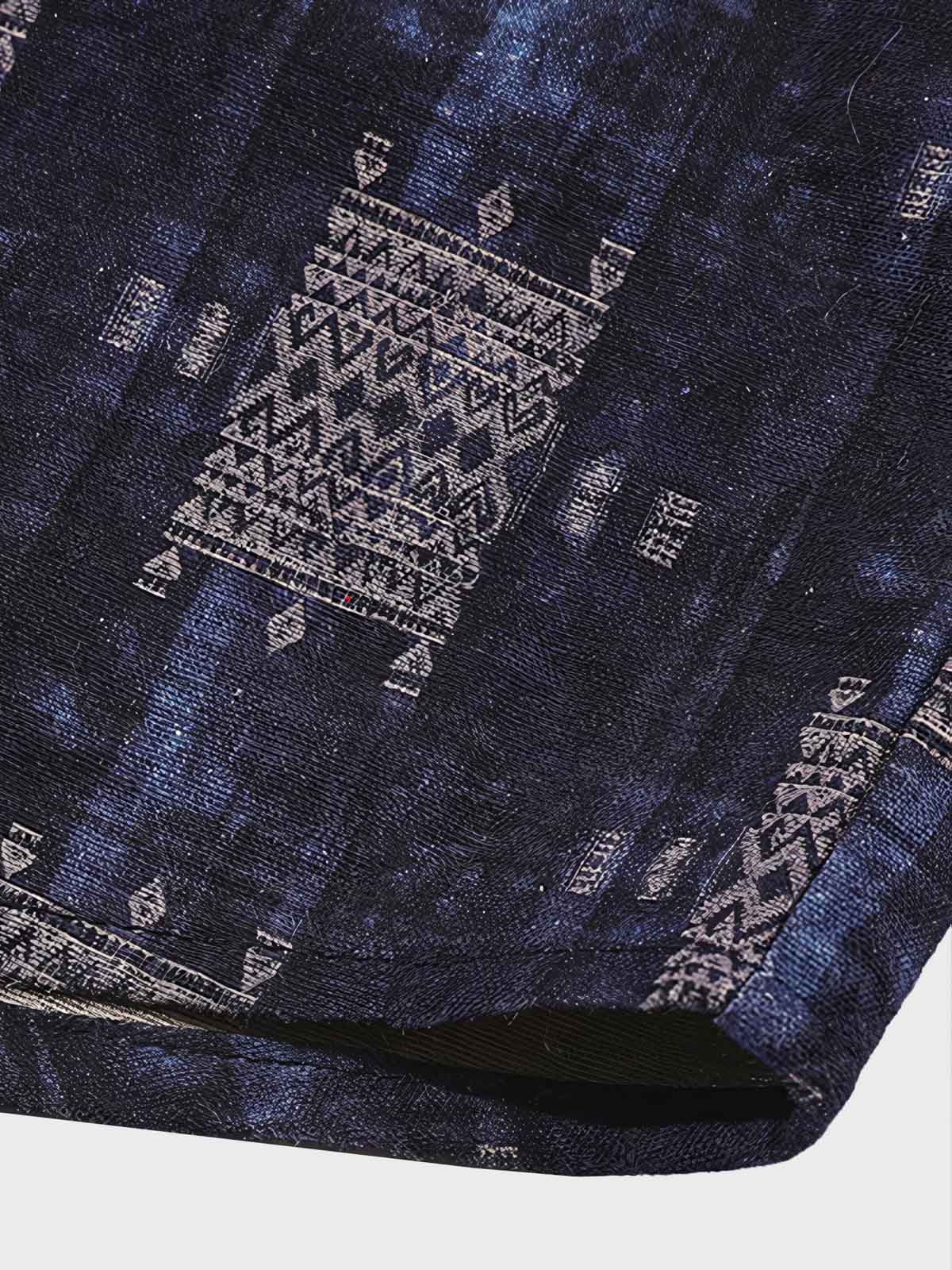 詳細画像: シャツのラウンドヘムとプリント柄のディテール